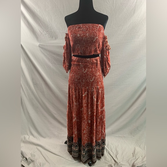 Off Shoulder Paisley Print Crop Top & Ruffle Hem Skirt Set - Picture 7 of 7